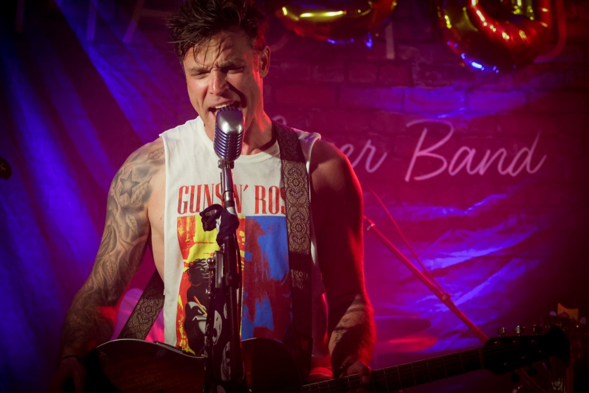 Michael – Lead Vocals und Gitarre